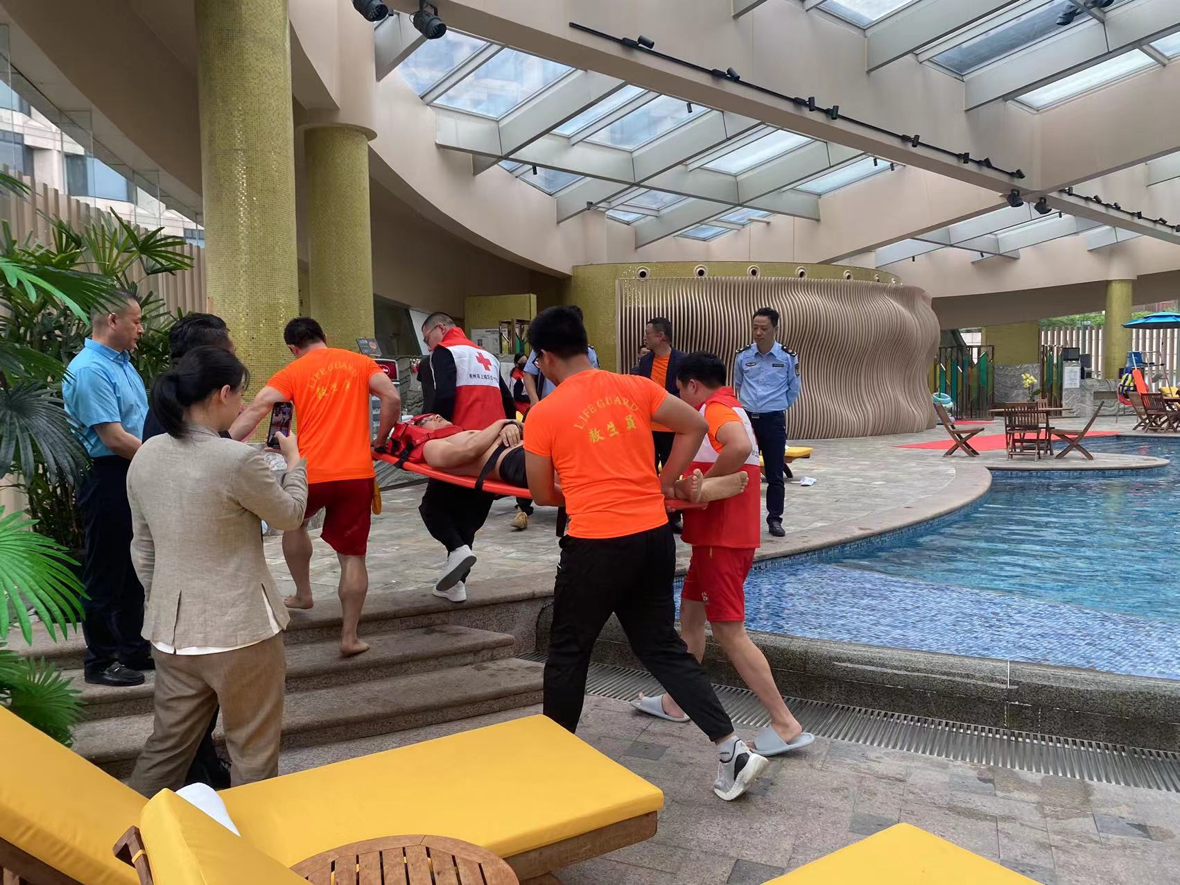 杭州市上城区红十字会联合亚运官方接待酒店开展旅客溺水应急救援实战演练-浙江省红十字会