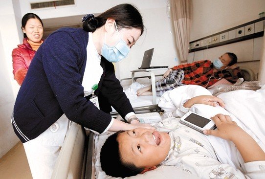 8岁“男子汉”给白血病爸爸捐骨髓:抽多少都行