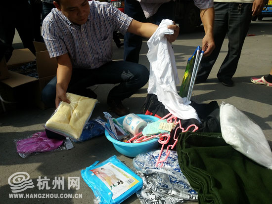 出发前，工人们正抓紧将最后一批物资运送上车。